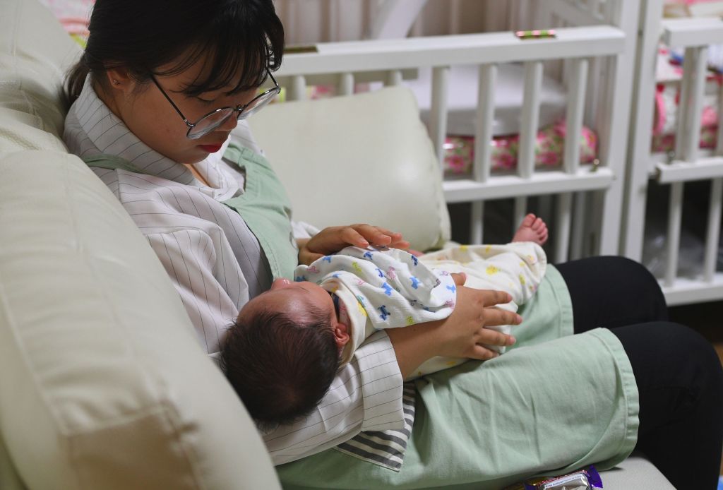 Một nhân viên xã hội chăm sóc em bé tại Nhà thờ cộng đồng Jusarang ở phía nam Seoul vào ngày 24 tháng 5 năm 2017.