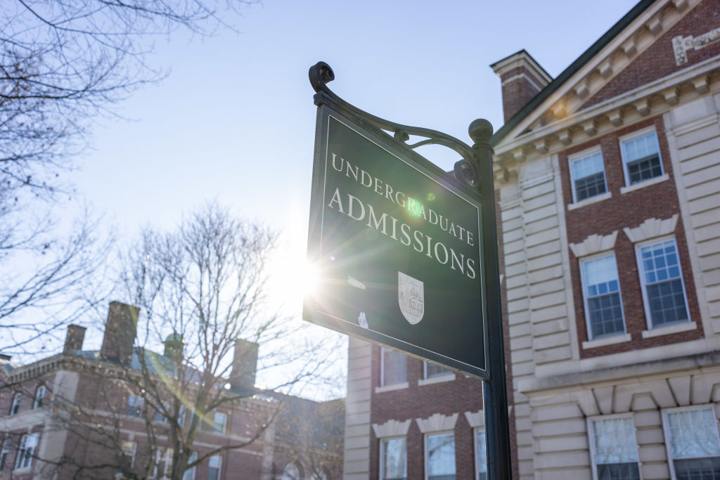 Đại học Dartmouth mang lại yêu cầu kiểm tra tiêu chuẩn cho người nộp đơn