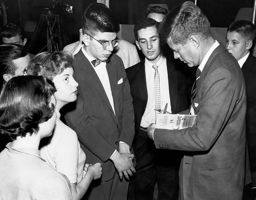 Thượng nghị sĩ John Kennedy Ký tặng Bản sao của Hồ sơ Can đảm