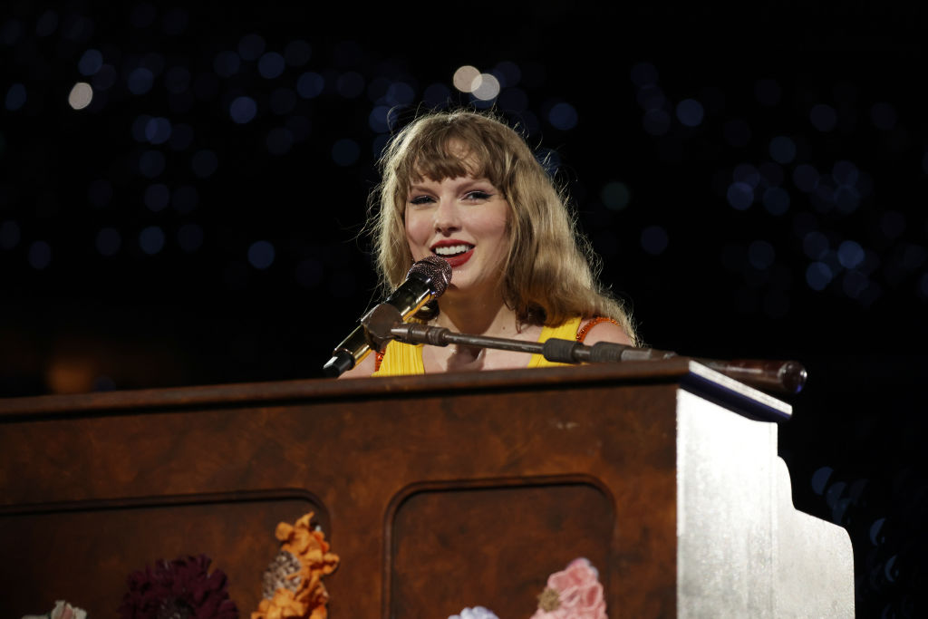 Taylor Swift tại cây đàn piano