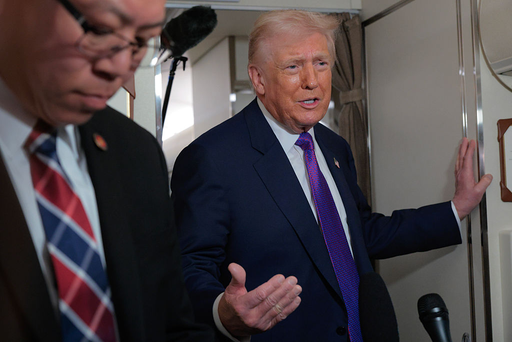 2026年2月19日,美國總統唐納德·川普在空軍一號上與記者交談。