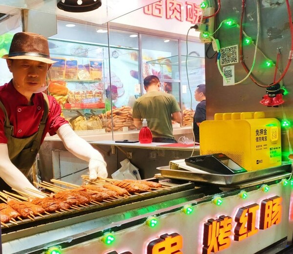 2023年7月15日拍攝的哈爾濱烤紅腸,黑龍江省東北中國的省會。(新華社/朱越)