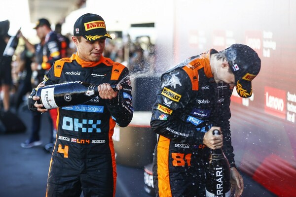 Lando Norris和Oscar Piastri慶祝McLaren F1車隊在日本大獎賽上取得連續頒獎台的出色成績