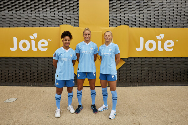 Manchester City女子隊球員Demi Stokes、Steph Houghton和Chloe Kelly站在Joie體育場前