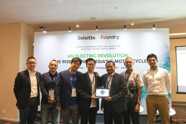 Richie Wirjan, Director of Foundry - Philippe Auberger, CEO Lazada Logistic Indonesia - Irwan Tjahaja, CEO & Founder, SWAP Energi, - Erwin Arifin, Director of Research, Foundry - Nindito Reksohadiprodjo, Partner, Deloitte Indonesia, - Agus Tjahajana, Special Staff to The Ministry of Energy and Mineral Resources of The Republic of Indonesia - Fadli Rahman, Director of Strategic Planning and Business Development at Pertamina New & Renewable Energy during the Press Conference and The Launch of Electric Vehicle White Paper by Deloitte Indonesia and Foundry, 12 September 2023