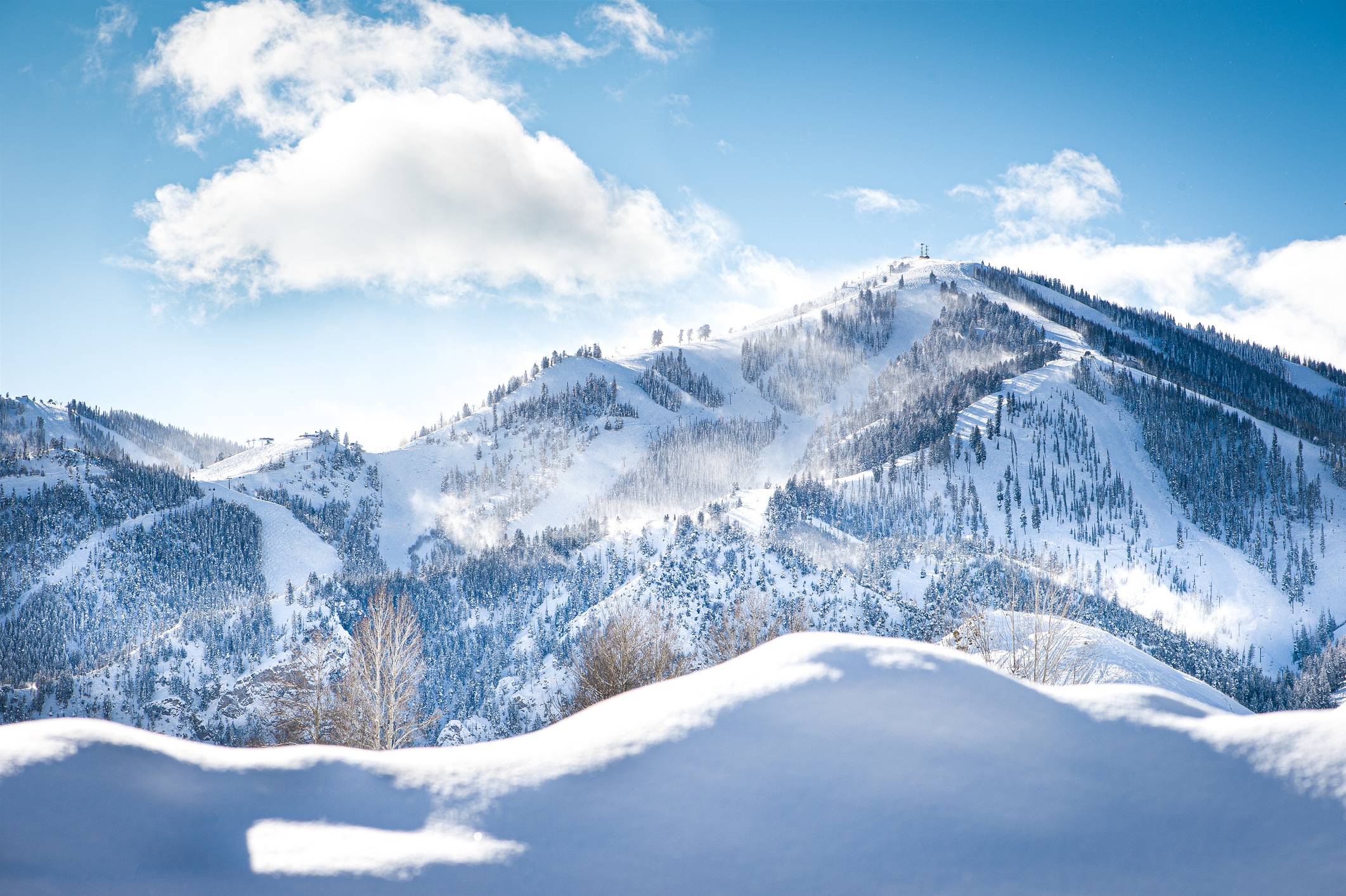 一座位於愛達荷州的山脈積雪景象