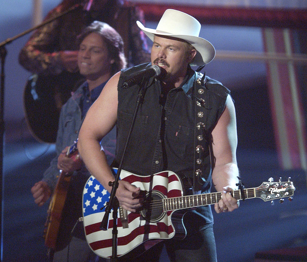 Toby Keith 在 2022 年的國家音樂獎上演唱他的愛國歌曲「courtesy of the red, white and blue」。