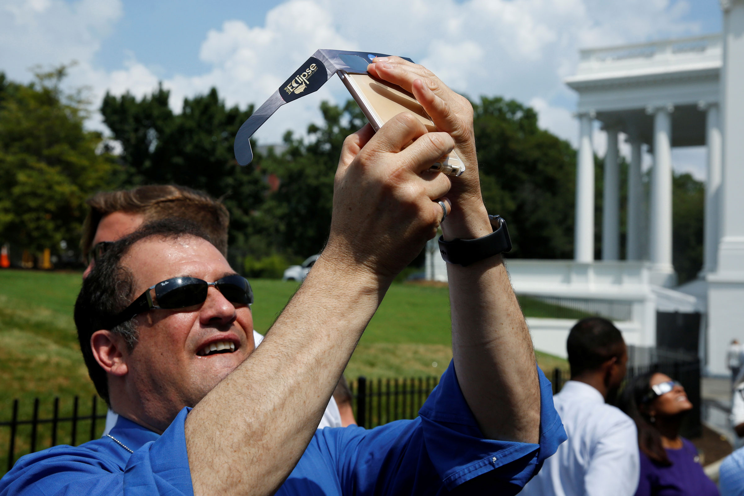 媒體成員在華盛頓白宮觀看日食