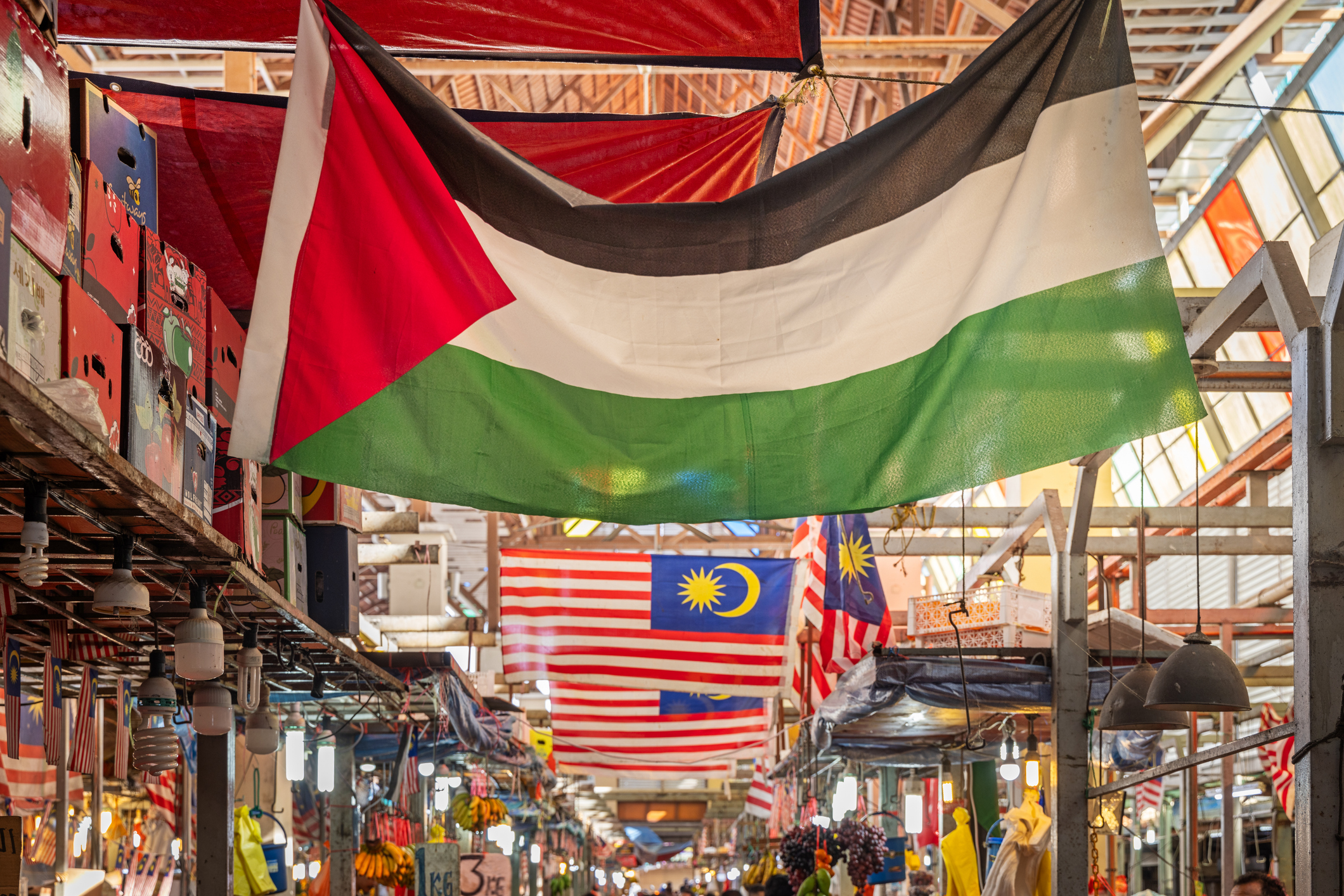 巴勒斯坦旗幟在市場大廳的屋頂下