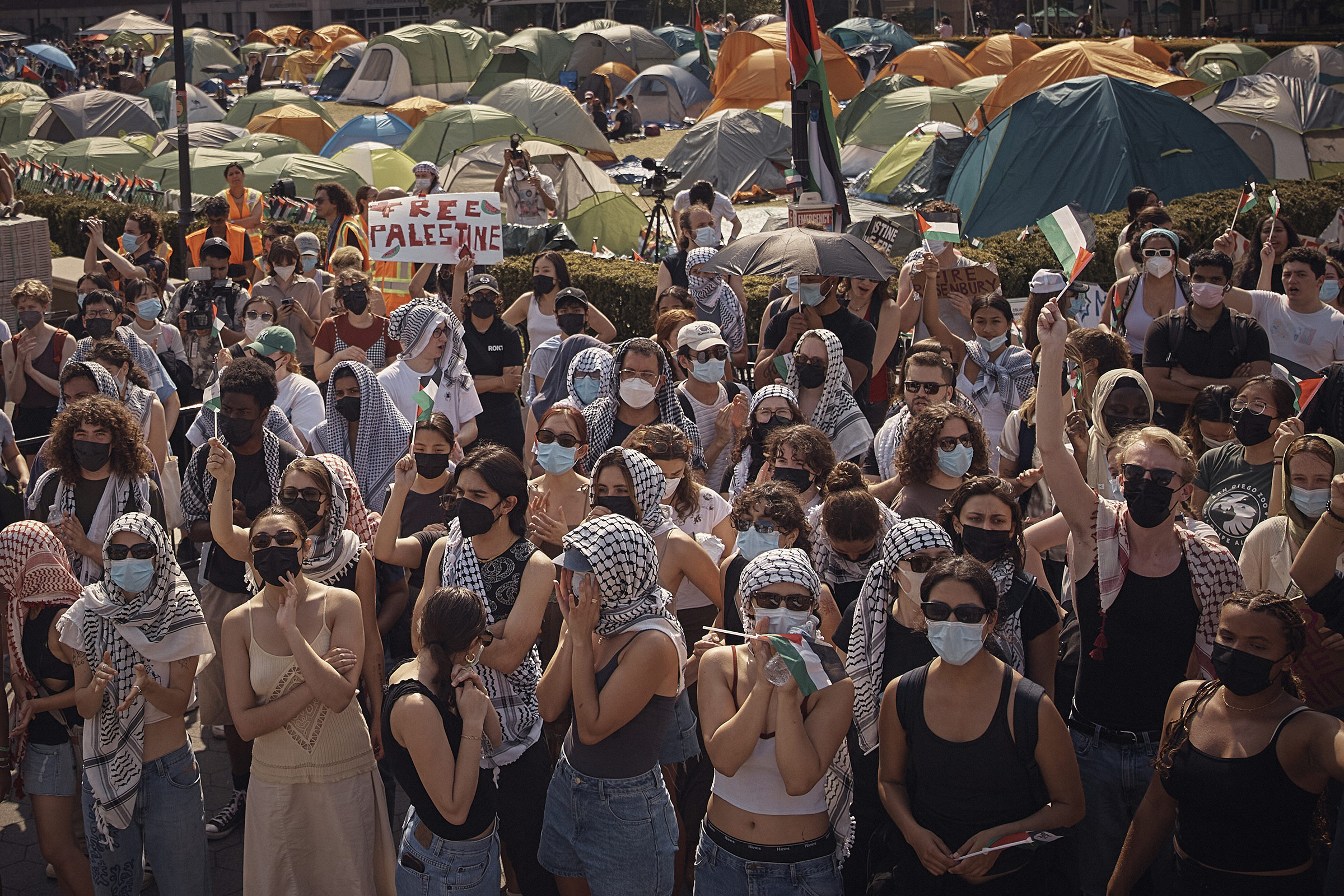 於2024年4月29日,在紐約市哥倫比亞大學校園內,抗議人士聚集呼籲撤資以色列,參與親巴勒斯坦的露營活動。