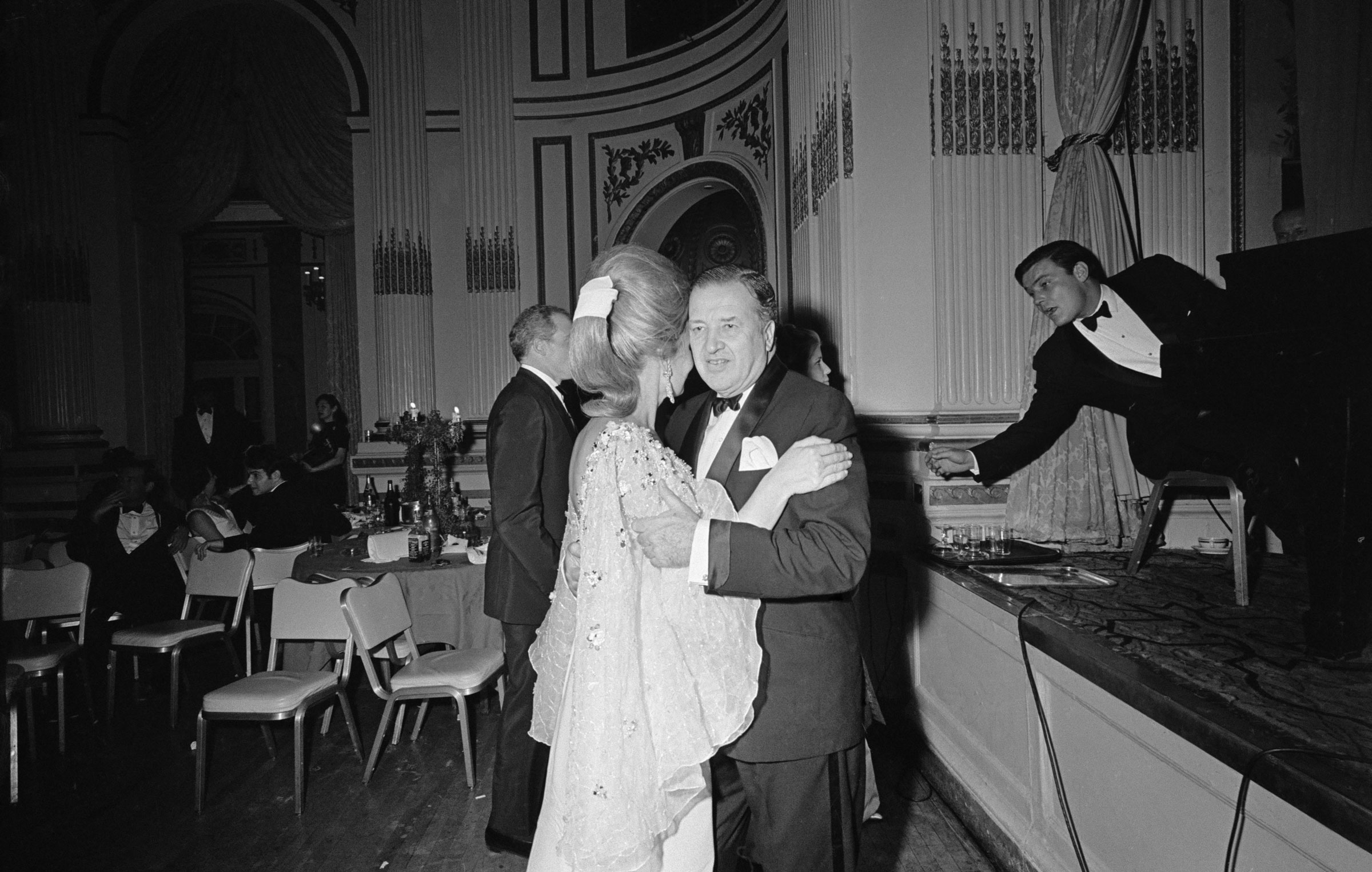 記者圍繞弗蘭克·辛納屈和米婭·法羅,他們到達杜魯門·卡波特的黑白舞會。