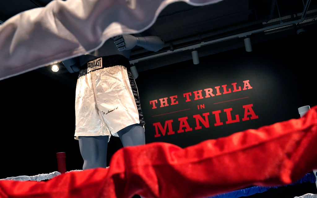 於2024年4月4日在紐約市Sotheby's舉行的'體育周'拍賣會上展示穆罕默德·阿里於1975年傳奇賽事對陣喬·弗雷澤的'馬尼拉之戰'期間穿著的短褲。