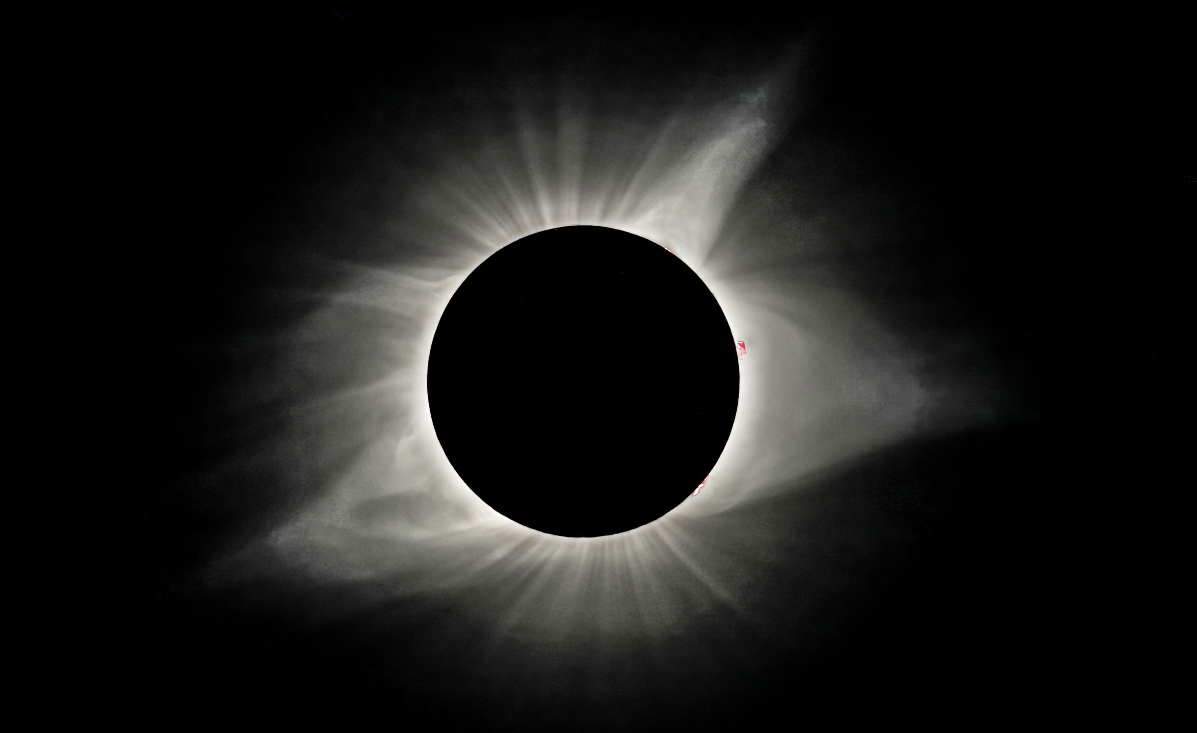 2017 年 8 月 21 日，俄勒岡州馬德拉斯發生的日全食期間，月亮遮住太陽，可以看到太陽日冕。