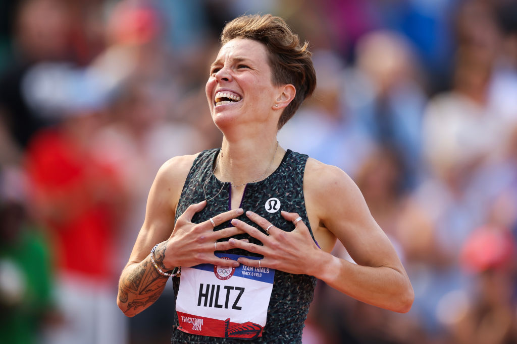 Nikki Hiltz 在 2024 年 6 月 30 日俄勒冈州尤金的海沃德田徑場舉行的 2024 年美國奧運隊田徑選拔賽第十天女子 1500 公尺決賽中獲勝後做出反應。