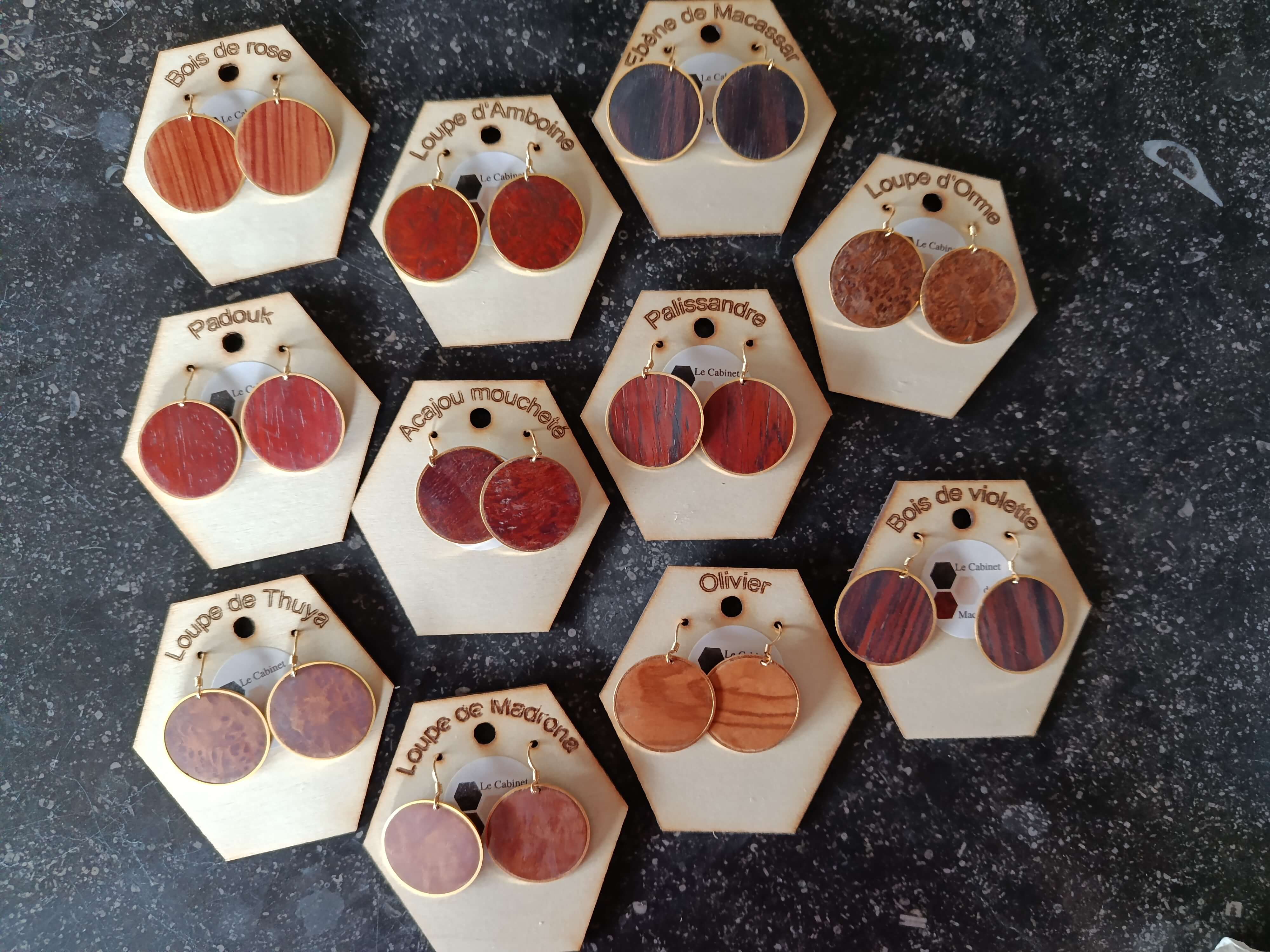 Petites boucles doreilles bois
