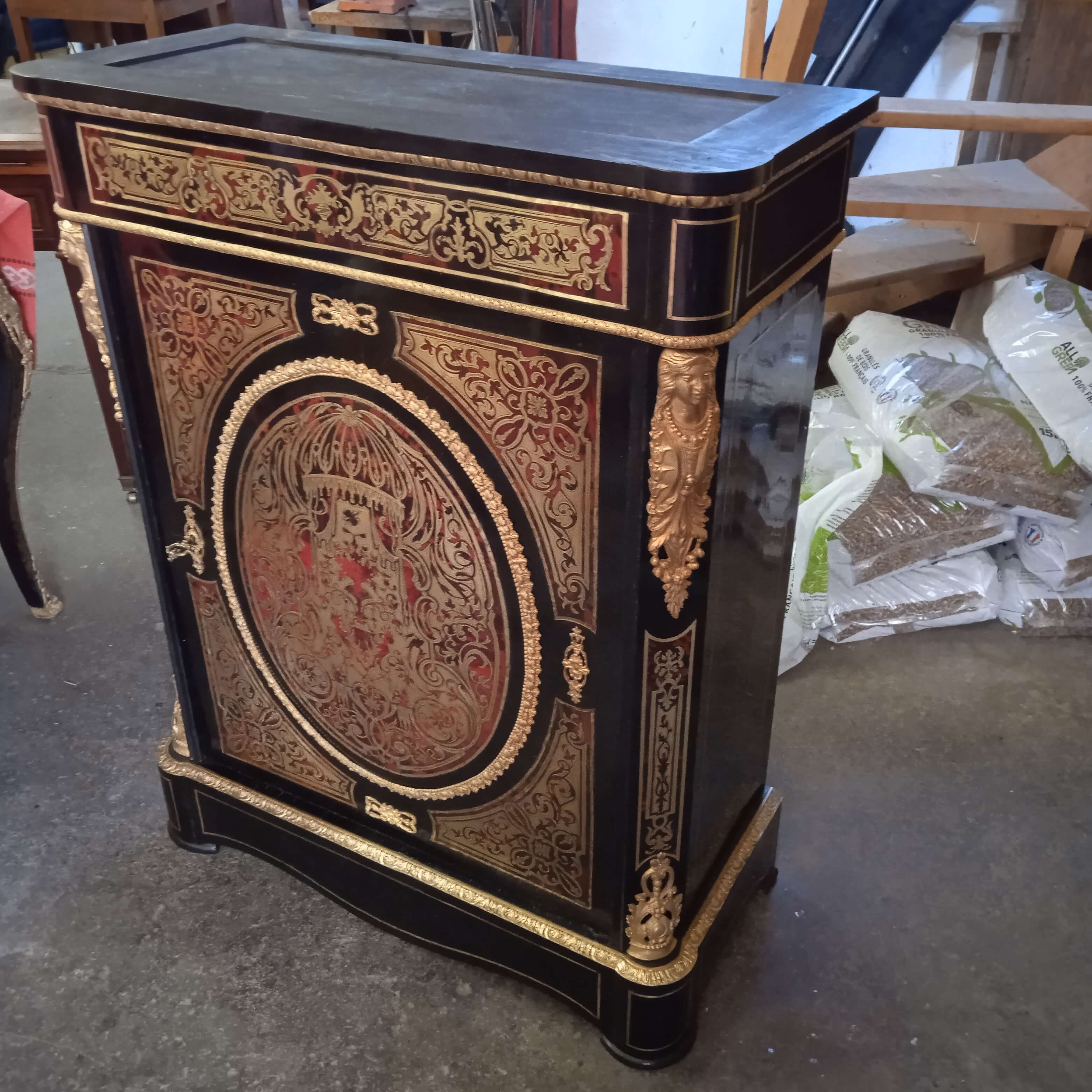 furniture.alt