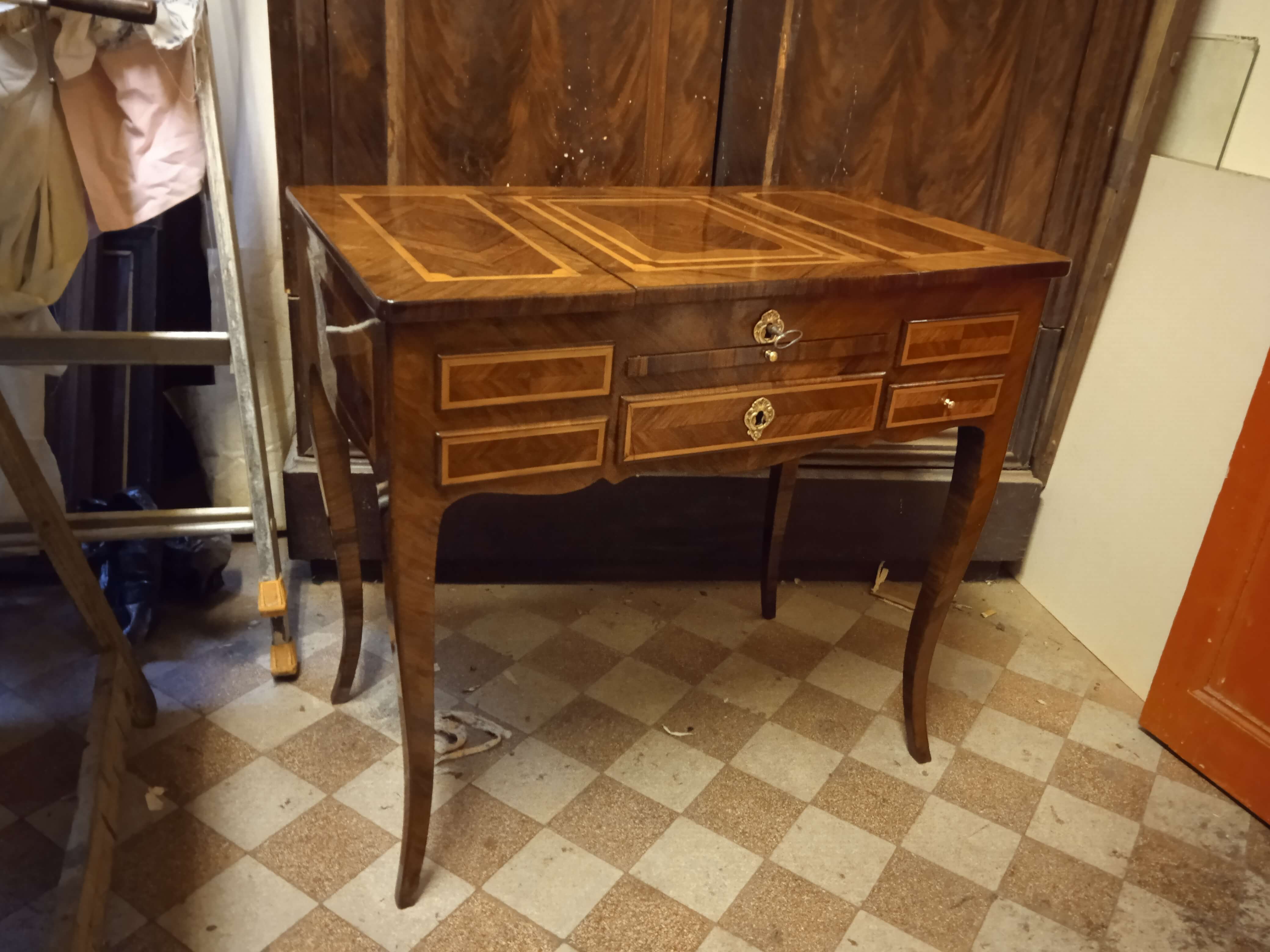 furniture.alt