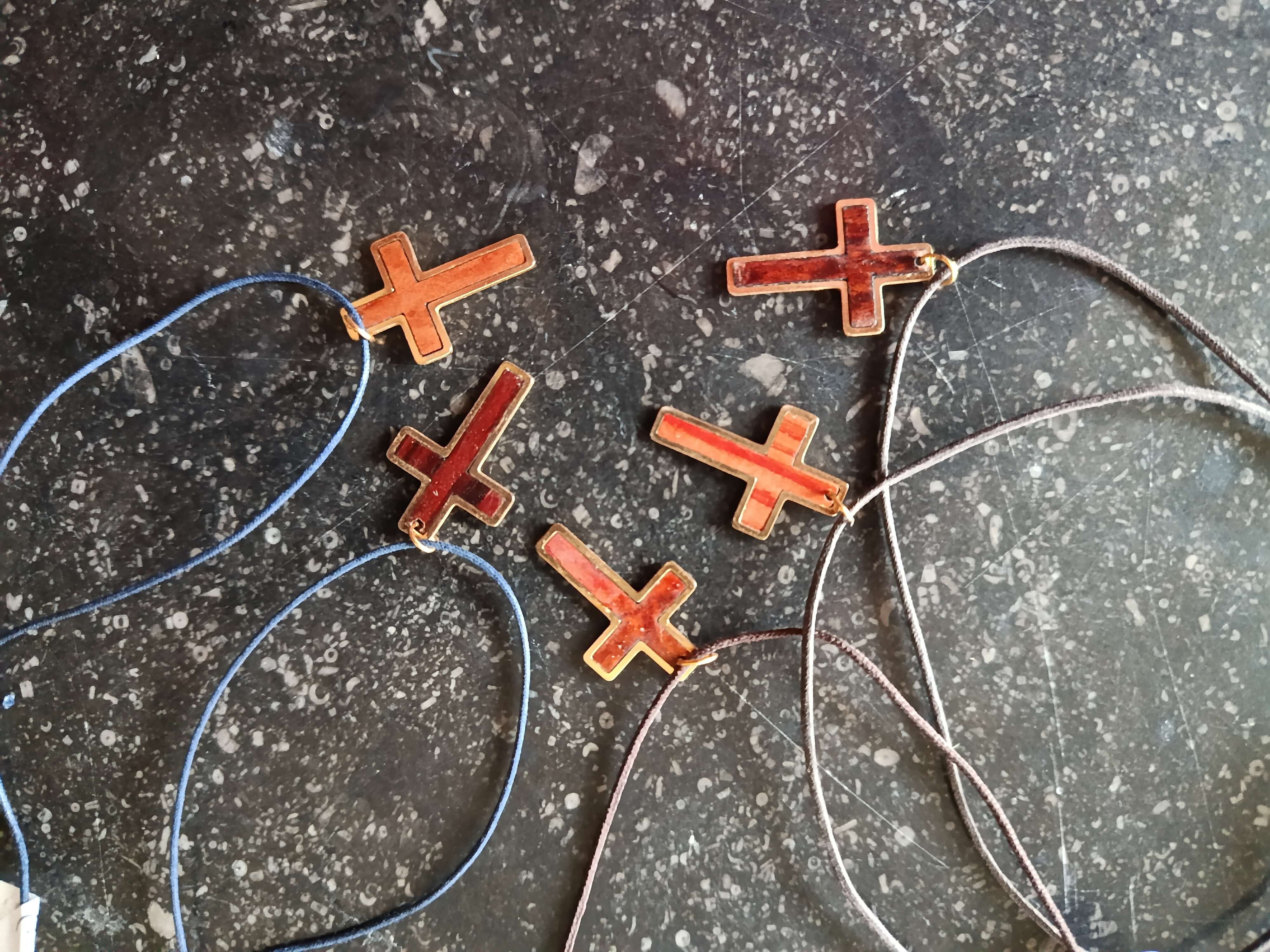 Pendentif croix bois laiton