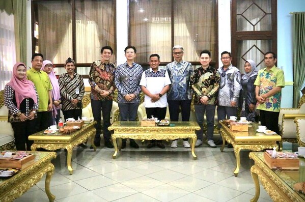 Anggota Komite Bio Ark Global dengan Tn Mansur Hidayat S.T., Bupati Pemalang