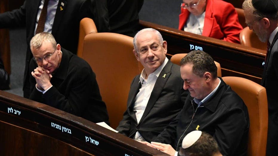 Netanyahu Abaikan Saran Dokter, Muncul di Parlemen Israel Setelah Operasi
“`