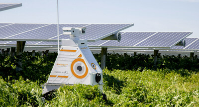 Robot OnSight beroperasi di ladang surya California melalui vegetasi kasar.