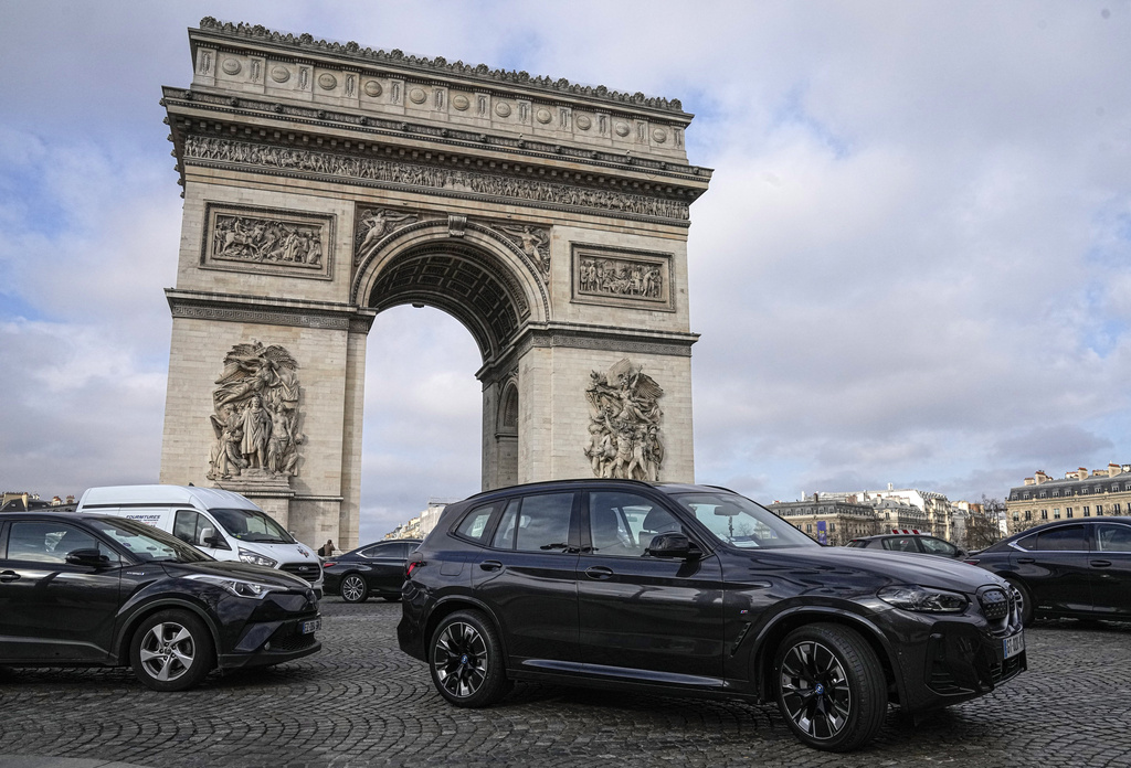 Perancis Paris Melakukan Pemungutan Suara Mengenai Kendaraan SUV