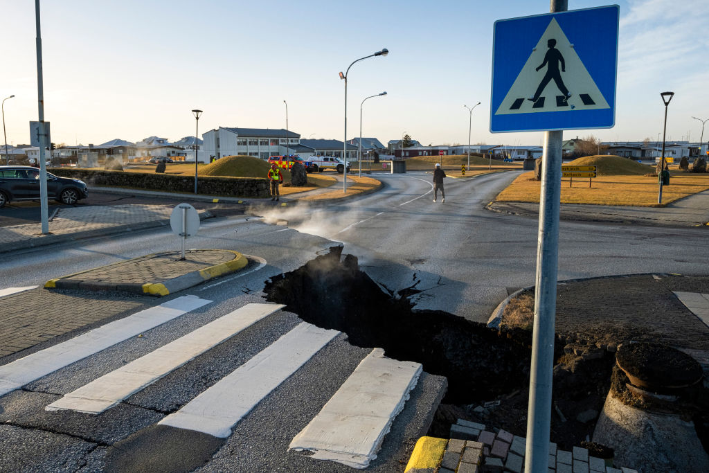 TOPSHOT-ICELAND-VOLCANO-EARTHQUAKE-EMERGENCY