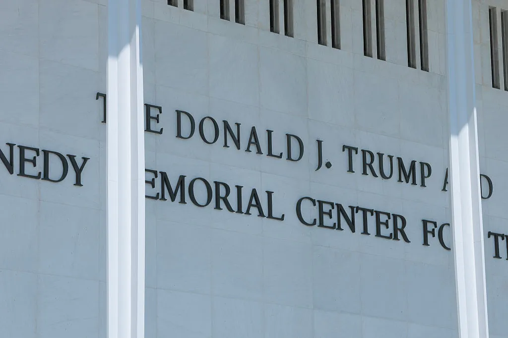อัพเดท! ชื่อทรงพลังของทรัมปอาจยังคงอยู่บนศูนย์ Kennedy Center หลังจากวันเสาร์