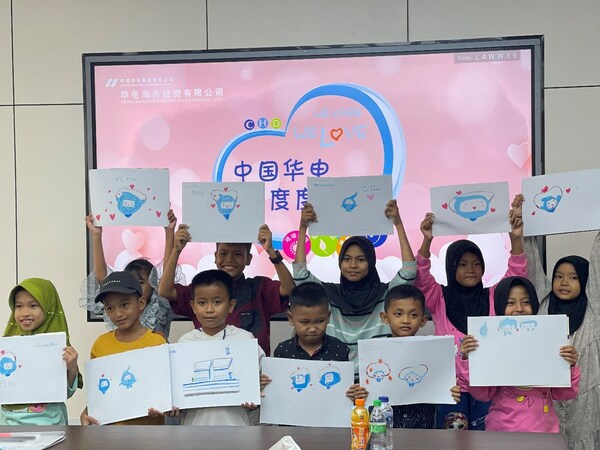 圖片顯示CHDOI在印尼Sumsel-8項目的公開日,當地兒童被邀請參觀發電廠,並在心中描繪『華電』