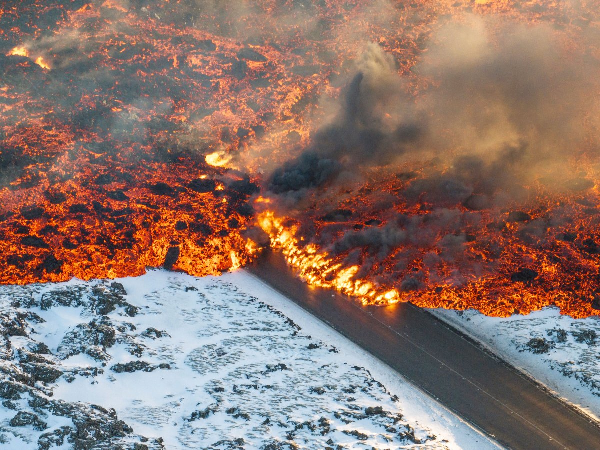 熔岩穿過通往 Grindavík 的主幹道，並沿著通往藍潟湖的道路流動