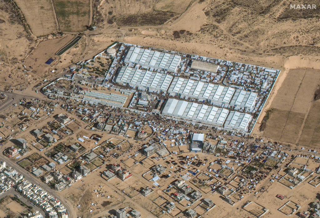 加薩走廊--2023年12月3日:  01 Maxar衛星圖像顯示聯合國救濟中心人群和庇護所,拉法(位置: 31.318, 34.250)。 請使用:衛星圖像(c) 2023 Maxar Technologies。