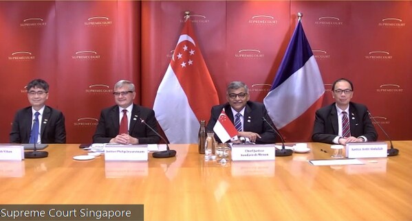 新加坡最高法院首席大法官桑德烈·梅农（中）及法官出席首届新加坡 - 法国司法圆桌会议。
