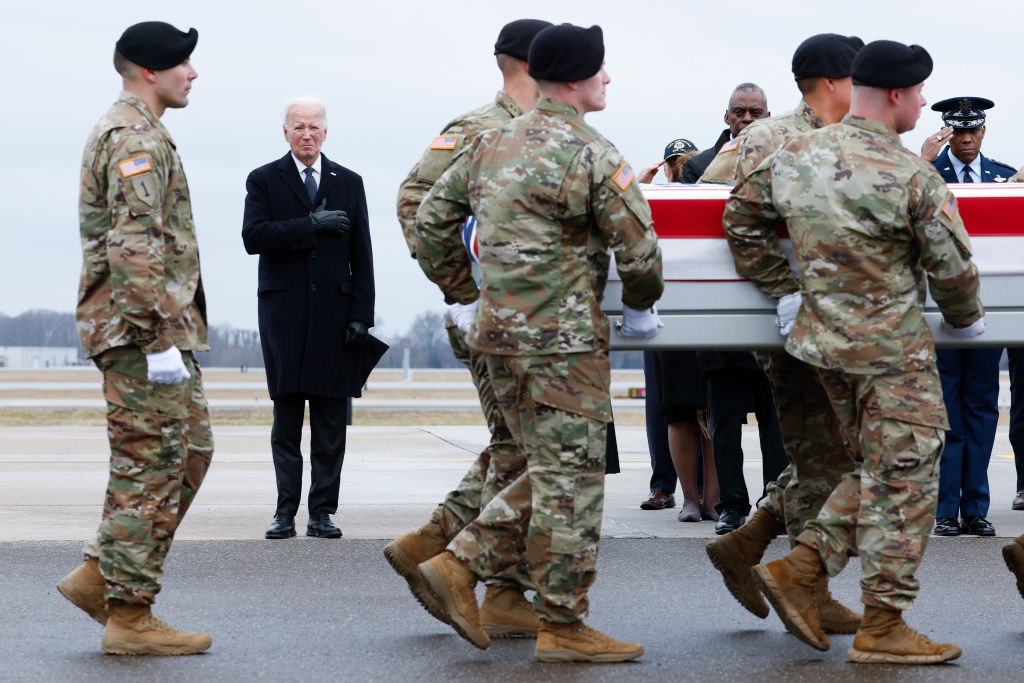 總統拜登出席在約旦遇襲身亡士兵的行列安葬