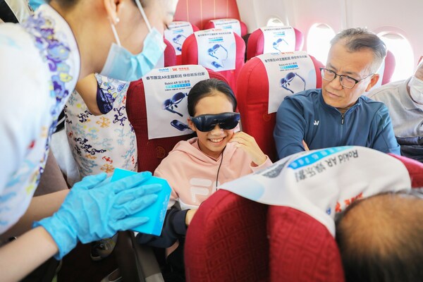2 月 7 日，搭乘海南航空 HU7874 航班從深圳飛往西安的乘客在 Rokid AR 娛樂裝備中體驗了身臨其境的娛樂體驗。