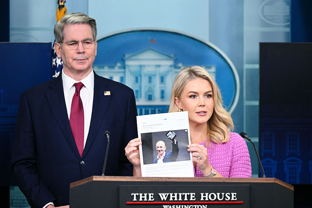 TOPSHOT-US-POLITICS-LEAVITT-BRIEFING