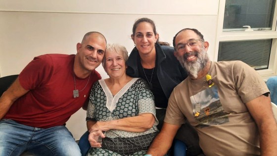 Margalit Moses, yang ditahan sebagai tebusan oleh Hamas dari 7 Oktober hingga 24 November, disatukan semula dengan tiga orang anaknya di Israel. 