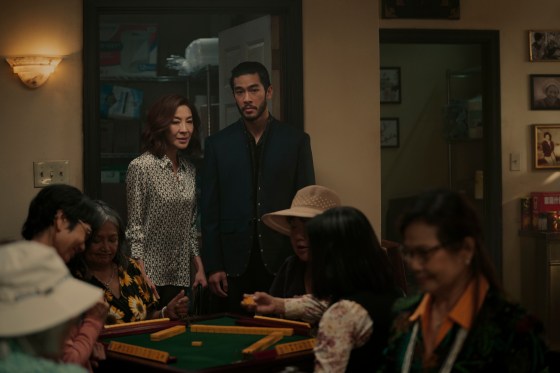The Brothers Sun. (Kiri ke kanan) Michelle Yeoh sebagai Mama Sun, Justin Chien sebagai Charles Sun dalam episod 103 dari The Brothers Sun. Cr. Michael Desmond/Netflix © 2023