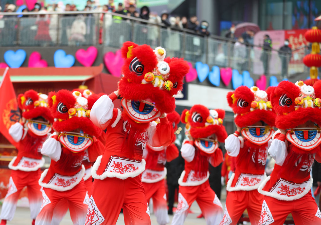 Orang Cina Rayakan Festival Tanglung di Qingdao