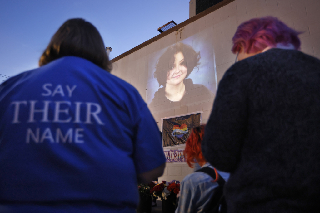 Gambar Nex Benedict, yang meninggal sehari selepas berlaku pergaduhan di tandas sekolah tinggi, diproyeksikan semasa upacara lilin di Point A Gallery, 24 Februari 2024, di Oklahoma City.