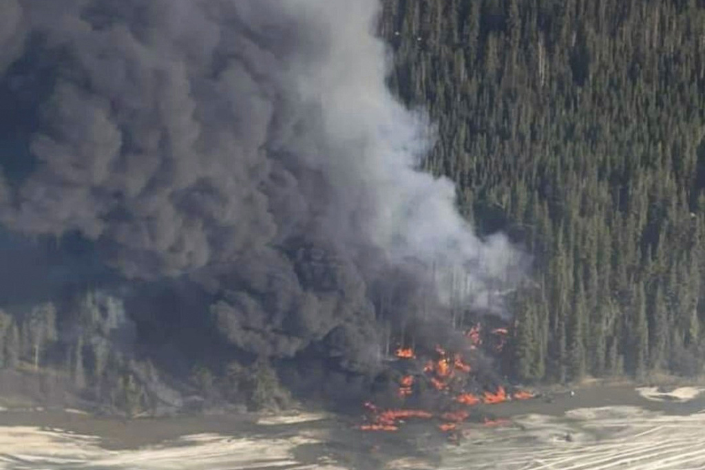 Apih kebakaran selepas sebuah pesawat Douglas C-54 Skymaster terhempas ke dalam Sungai Tanana di luar Fairbanks, Alaska, Selasa, 23 April 2024.