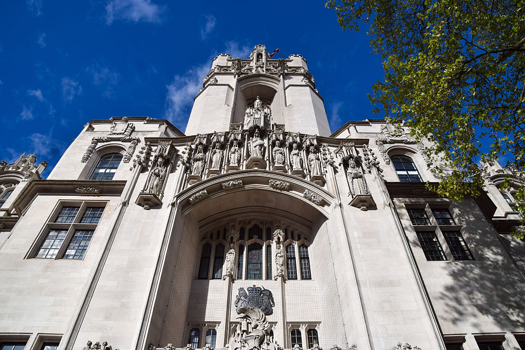 Pemandangan Mahkamah Agung U.K. yang memutuskan bahawa definisi undang-undang seorang wanita adalah berdasarkan jantina biologi.