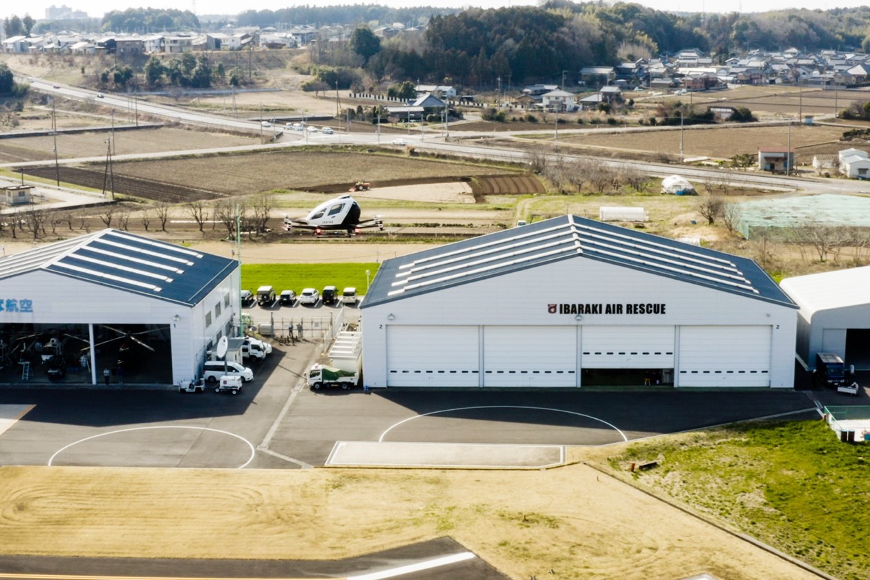 Semasa majlis perasmian Pusat UAM, EH216-S menyempurnakan penerbangan sulungnya di kawasan Kanto di Jepun.