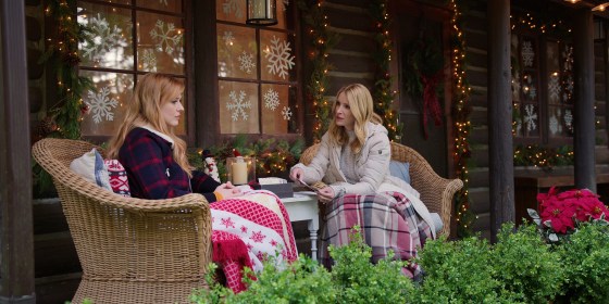 Virgin River. (L to R) Alexandra Breckenridge sebagai Mel Monroe, Jenny Cooper sebagai Joey Barnes dalam episod 511 dari Virgin River. Cr. Courtesy of Netflix © 2023