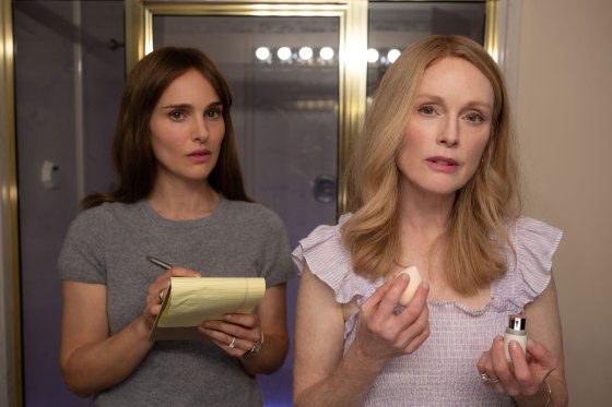 Natalie Portman sebagai Elizabeth Berry dan Julianne Moore sebagai Gracie Atherton-Yoo dalam May December