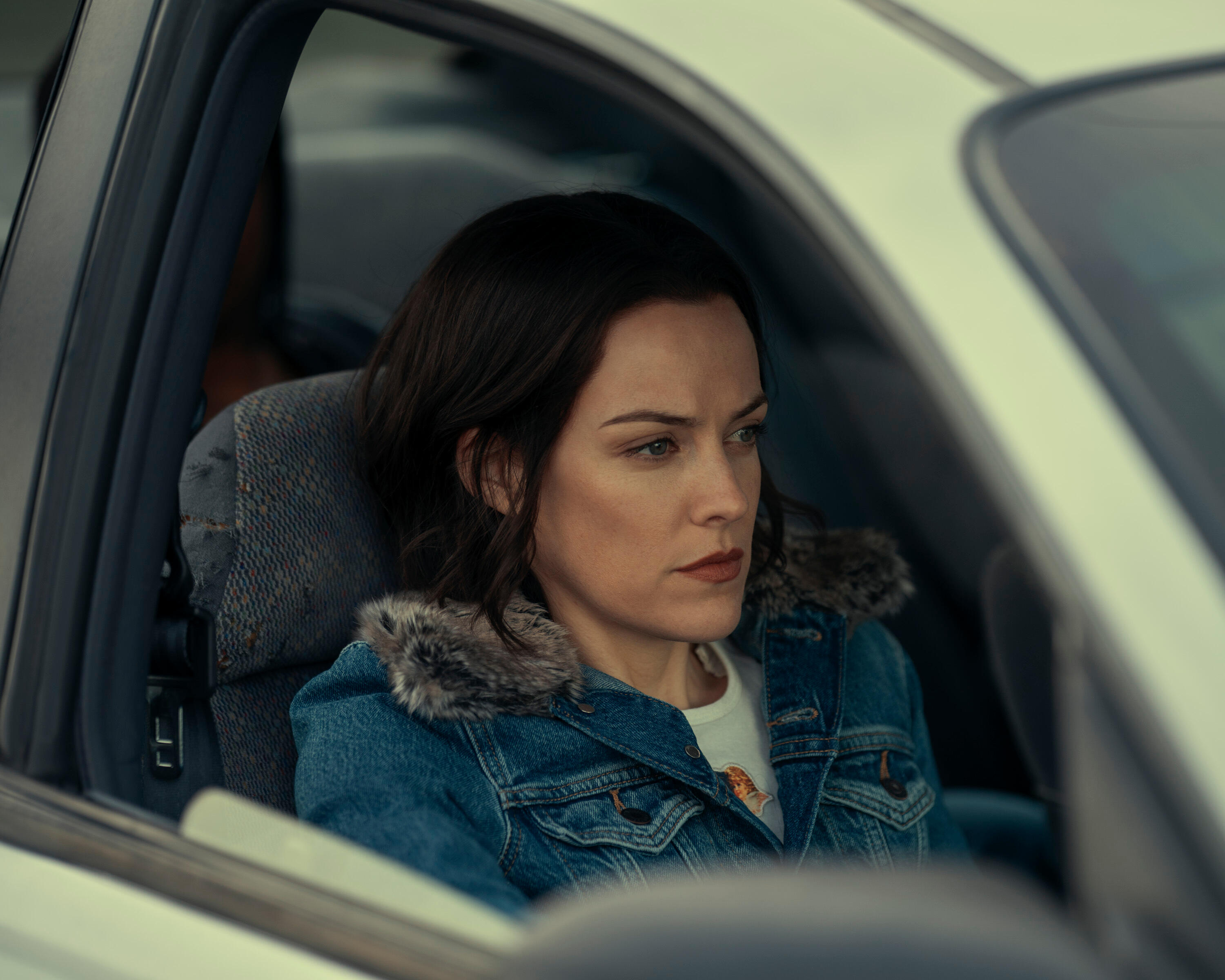 Riley Keough sebagai Rebecca Godfrey dalam episod 2 Under the Bridge.