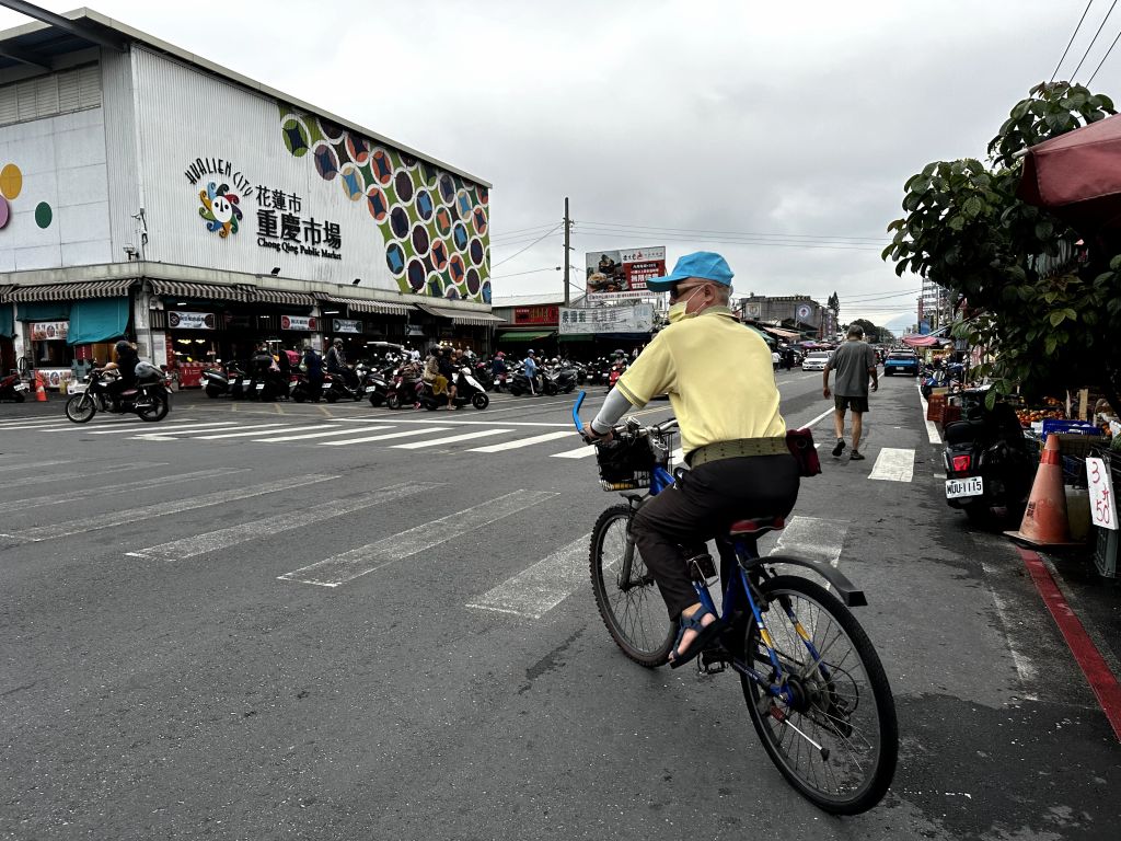 Orang-orang lalu di Pasar Awam Chong Qing selepas gempa bumi 7.3 skala Richter pada 6 April 2024 di Daerah Hualien, Taiwan China.