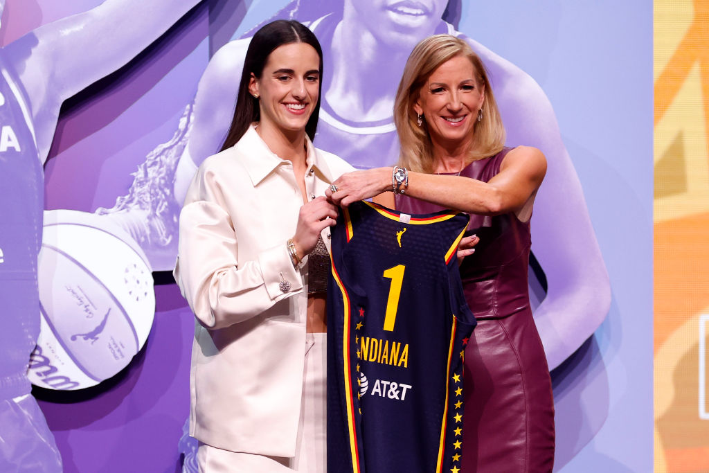 Caitlin Clark bergaya dengan Pesuruhjaya WNBA Cathy Engelbert setelah dipilih sebagai rangking pertama keseluruhan oleh Indiana Fever selama Draf WNBA 2024 di Brooklyn Academy of Music pada tanggal 15 April 2024 di Bandaraya New York. 