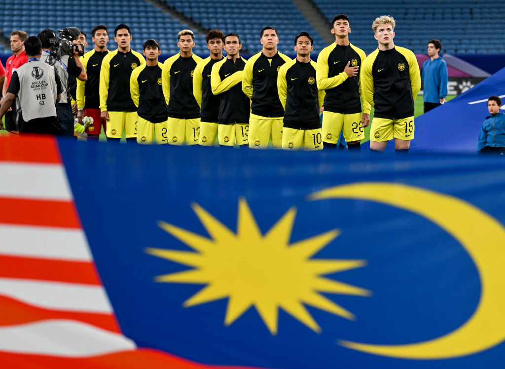 Pemain bola sepak Malaysia berdiri untuk lagu kebangsaan sebelum perlawanan di Piala Asia B-23 AFC di Stadium Al Janoub di Doha, Qatar, pada 23 April 2024.