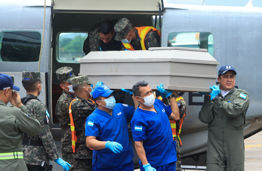 Tentera Udara Honduras (FAH) membawa keranda berisi mayat salah seorang daripada beberapa orang yang meninggal dunia dalam nahas pesawat di pulau Roatan, di Caribbean Honduras, di pangkalan udara Armando Escalon Espinal di San Pedro Sula pada 18 Mac 2025.