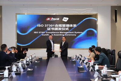 徐志成先生(右),Dahua高級副總裁兼合規管理辦公室總經理,從BSI大中華區業務總監朱大衛先生(左)手中接過證書。 徐志成先生(右),Dahua高級副總裁兼合規管理辦公室總經理,從BSI大中華區業務總監朱大衛先生(左)手中接過證書。